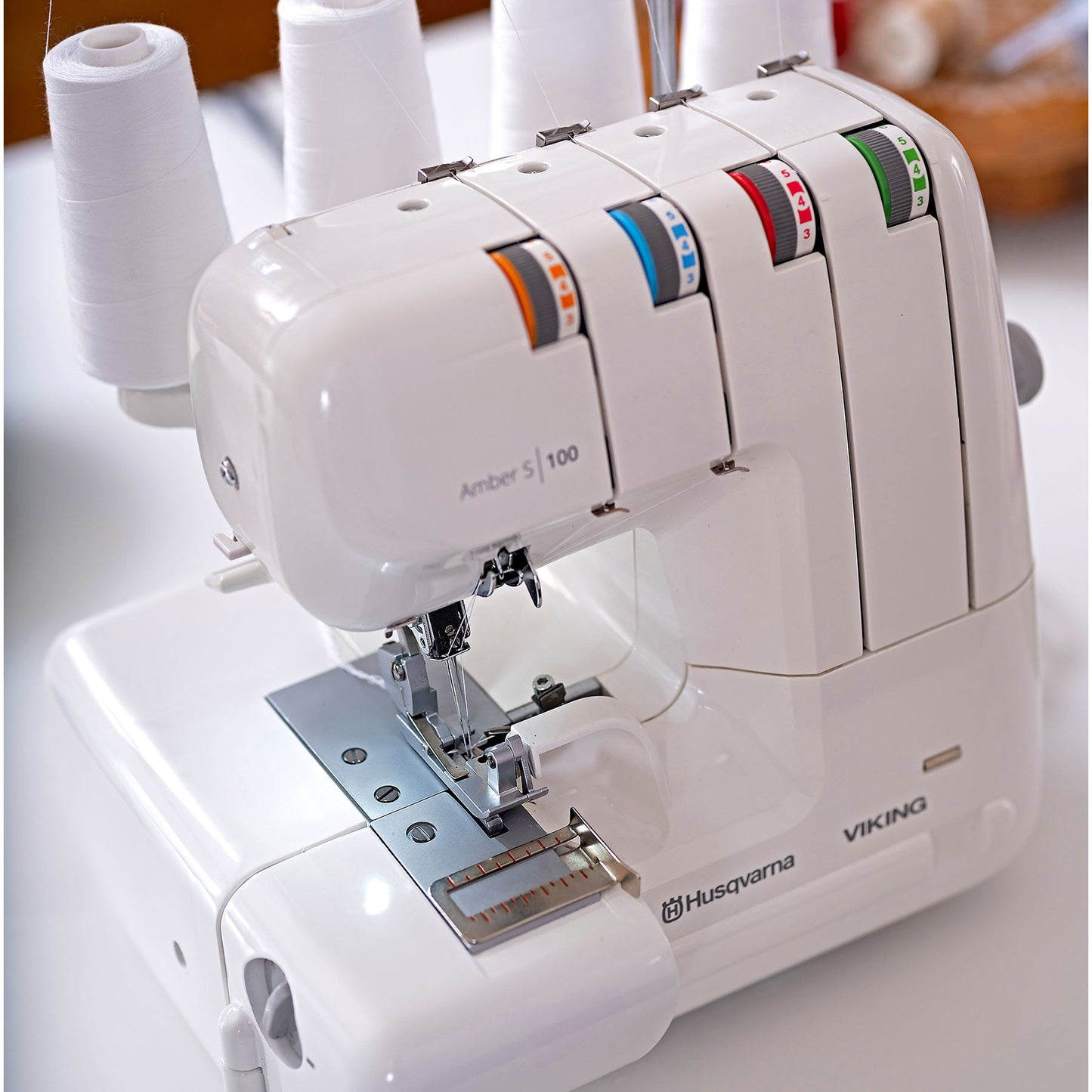 HUSQVARNA® VIKING® AMBER™ S | 100 Overlock Machine