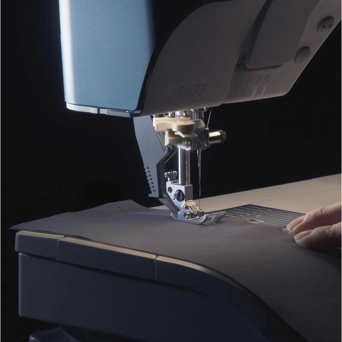 PFAFF® performance icon™ Sewing Machine